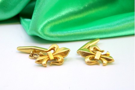 Botões de punho em ouro amarelo na forma de flor de lis.